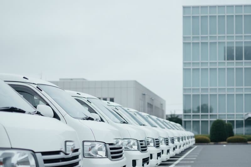 駐車場に並ぶ多数の社用車