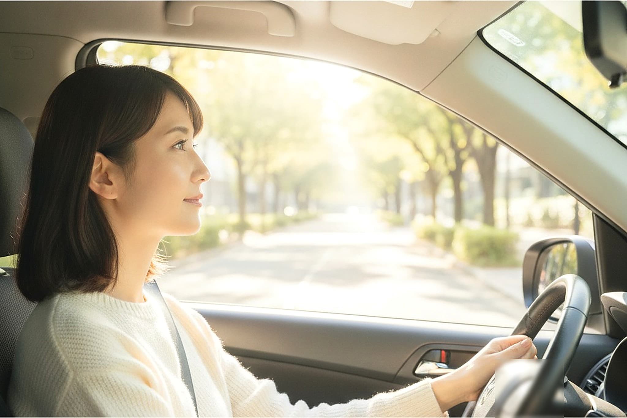 車のなかで運転する女性